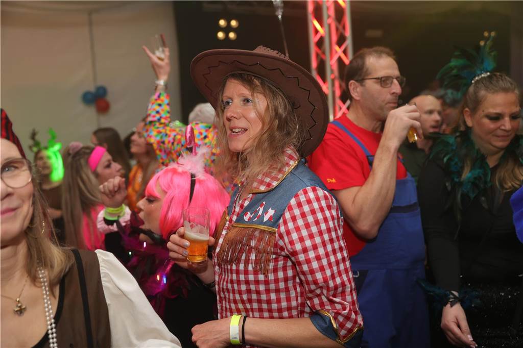 Gäste feiern Weiberfastnacht