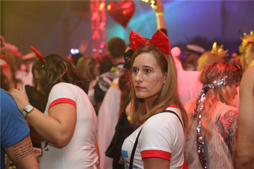 Gäste feiern Weiberfastnacht