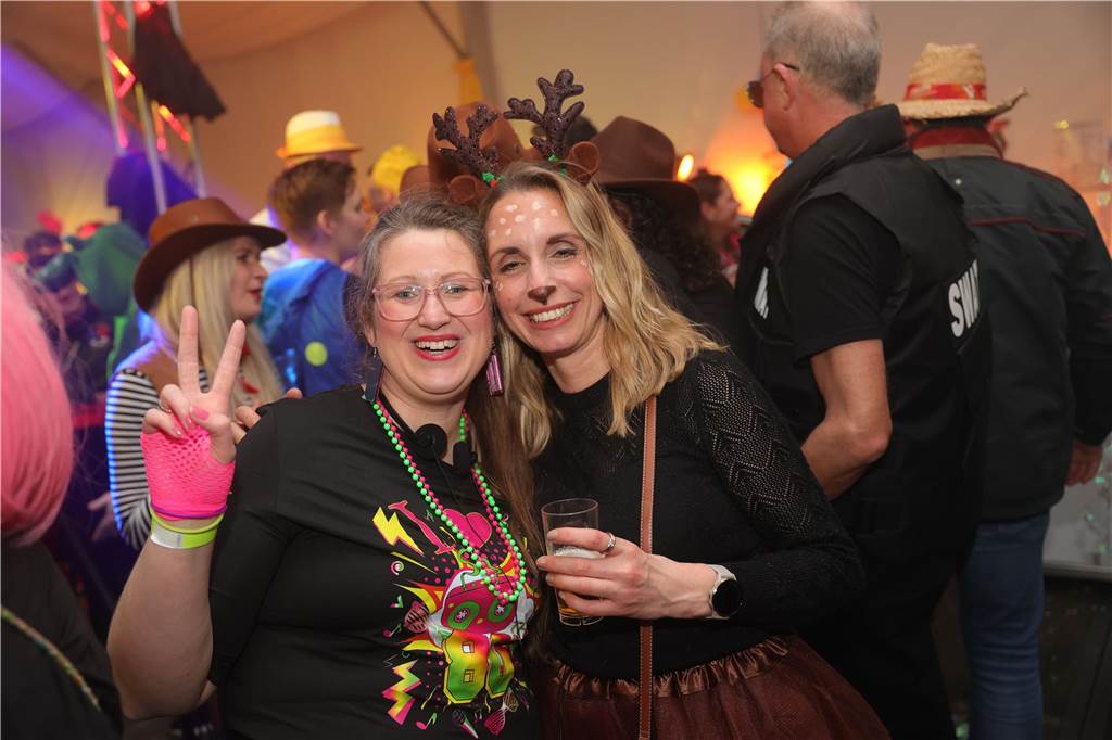 Gäste feiern Weiberfastnacht