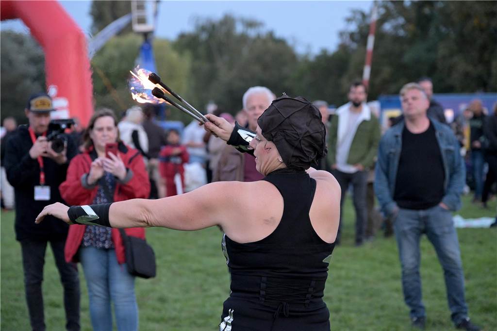 Viele Fotos vom Drachenfest in Lünen 2023: Feuershow am Abend als Publikumsmagnet Eindrücke von Feuershow und Feuerwerk beim Lüner Drachenfest 2023