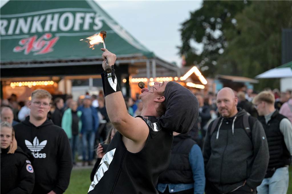 Viele Fotos vom Drachenfest in Lünen 2023: Feuershow am Abend als Publikumsmagnet Eindrücke von Feuershow und Feuerwerk beim Lüner Drachenfest 2023