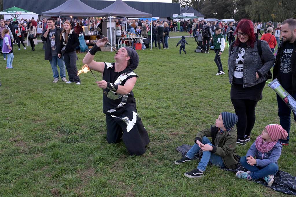 Viele Fotos vom Drachenfest in Lünen 2023: Feuershow am Abend als Publikumsmagnet Eindrücke von Feuershow und Feuerwerk beim Lüner Drachenfest 2023