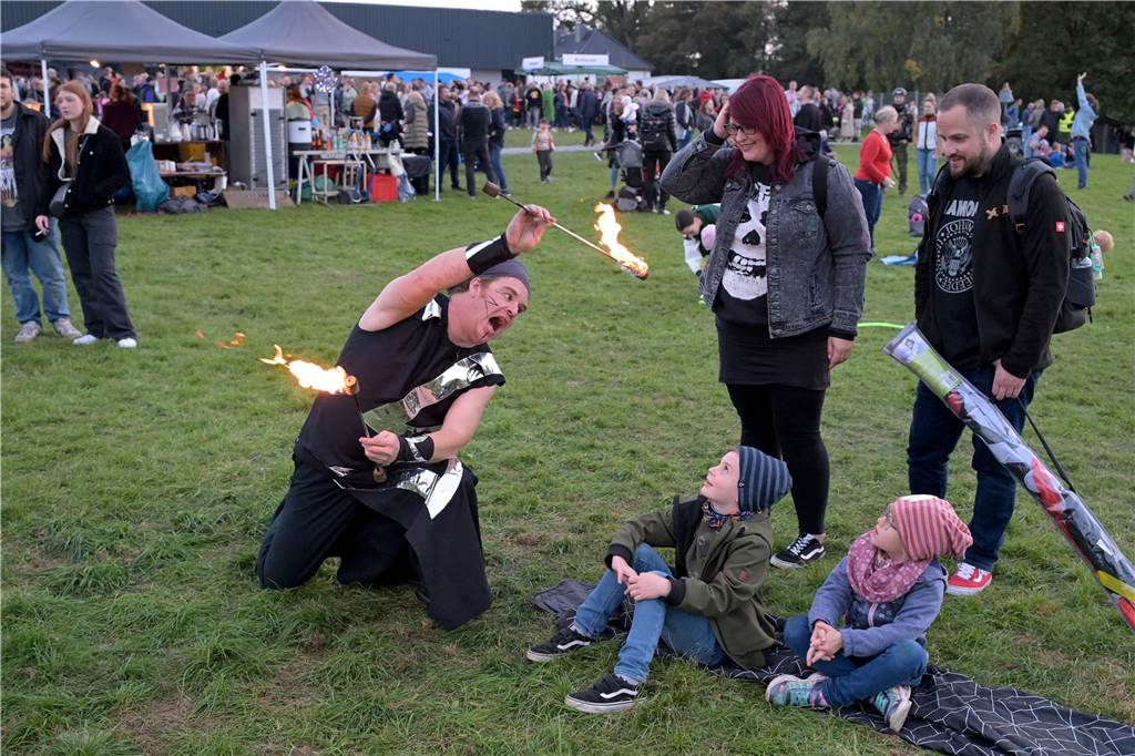 Viele Fotos vom Drachenfest in Lünen 2023: Feuershow am Abend als Publikumsmagnet Eindrücke von Feuershow und Feuerwerk beim Lüner Drachenfest 2023