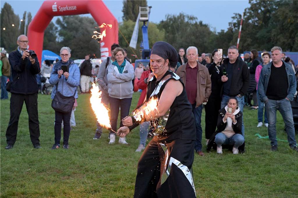 Viele Fotos vom Drachenfest in Lünen 2023: Feuershow am Abend als Publikumsmagnet Eindrücke von Feuershow und Feuerwerk beim Lüner Drachenfest 2023