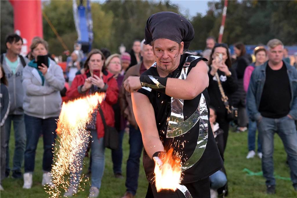 Viele Fotos vom Drachenfest in Lünen 2023: Feuershow am Abend als Publikumsmagnet Eindrücke von Feuershow und Feuerwerk beim Lüner Drachenfest 2023