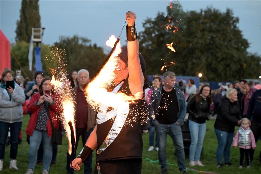 Viele Fotos vom Drachenfest in Lünen 2023: Feuershow am Abend als Publikumsmagnet Eindrücke von Feuershow und Feuerwerk beim Lüner Drachenfest 2023