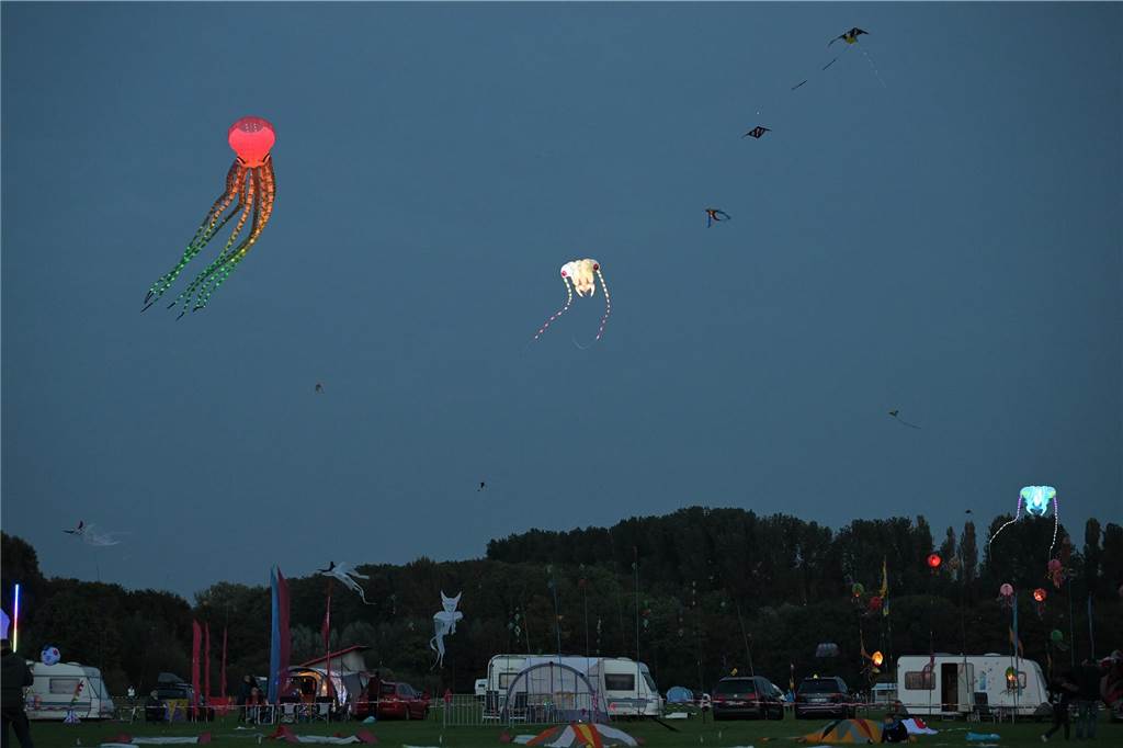 Viele Fotos vom Drachenfest in Lünen 2023: Feuershow am Abend als Publikumsmagnet Eindrücke von Feuershow und Feuerwerk beim Lüner Drachenfest 2023