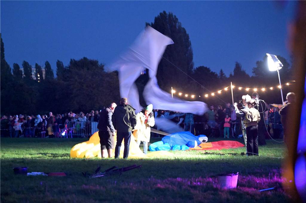 Viele Fotos vom Drachenfest in Lünen 2023: Feuershow am Abend als Publikumsmagnet Eindrücke von Feuershow und Feuerwerk beim Lüner Drachenfest 2023