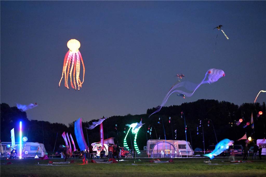 Viele Fotos vom Drachenfest in Lünen 2023: Feuershow am Abend als Publikumsmagnet Eindrücke von Feuershow und Feuerwerk beim Lüner Drachenfest 2023