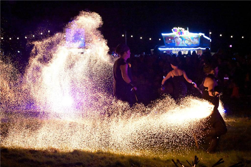 Viele Fotos vom Drachenfest in Lünen 2023: Feuershow am Abend als Publikumsmagnet Eindrücke von Feuershow und Feuerwerk beim Lüner Drachenfest 2023