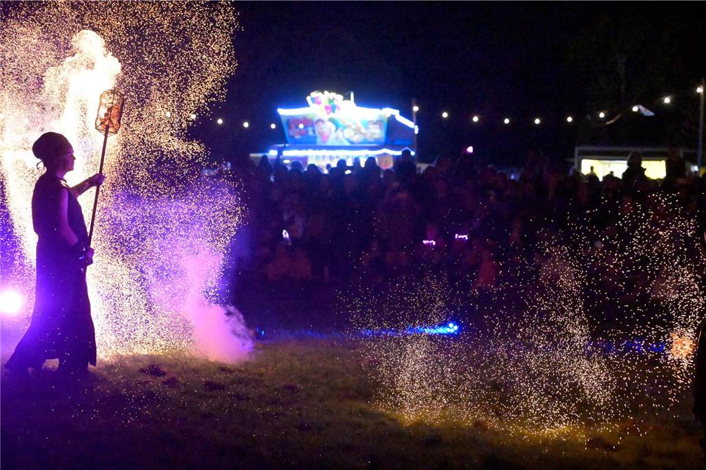 Viele Fotos vom Drachenfest in Lünen 2023: Feuershow am Abend als Publikumsmagnet Eindrücke von Feuershow und Feuerwerk beim Lüner Drachenfest 2023