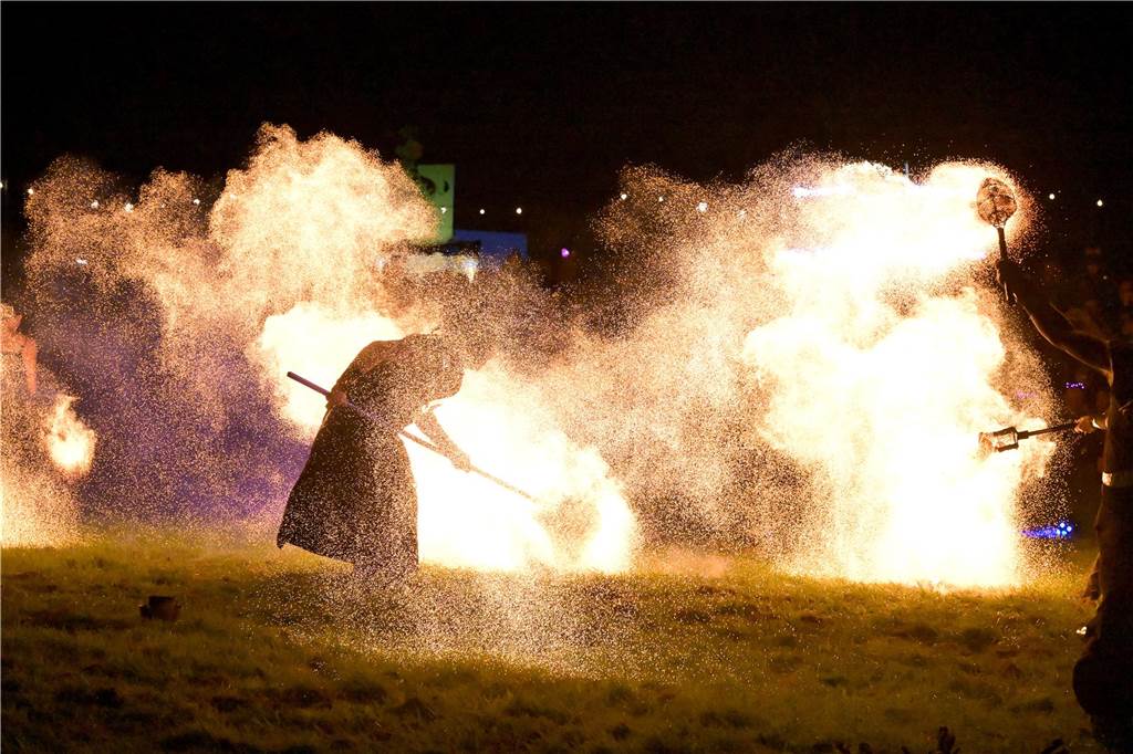 Viele Fotos vom Drachenfest in Lünen 2023: Feuershow am Abend als Publikumsmagnet Eindrücke von Feuershow und Feuerwerk beim Lüner Drachenfest 2023