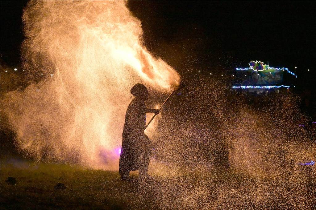 Viele Fotos vom Drachenfest in Lünen 2023: Feuershow am Abend als Publikumsmagnet Eindrücke von Feuershow und Feuerwerk beim Lüner Drachenfest 2023