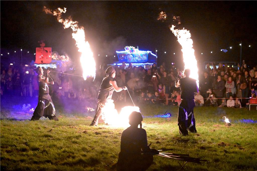 Viele Fotos vom Drachenfest in Lünen 2023: Feuershow am Abend als Publikumsmagnet Eindrücke von Feuershow und Feuerwerk beim Lüner Drachenfest 2023