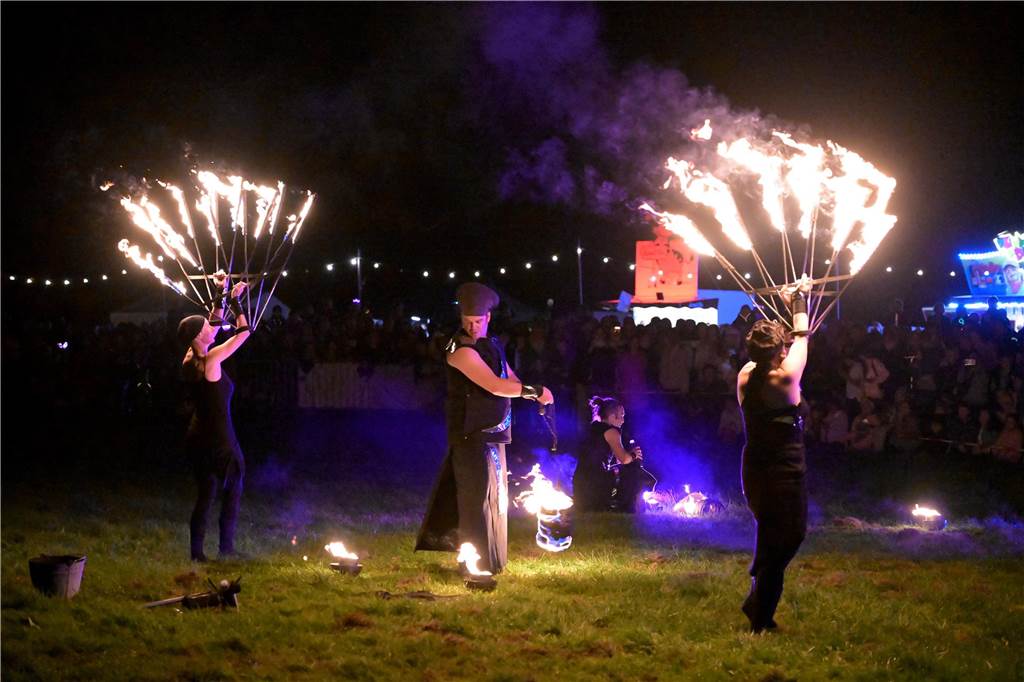 Viele Fotos vom Drachenfest in Lünen 2023: Feuershow am Abend als Publikumsmagnet Eindrücke von Feuershow und Feuerwerk beim Lüner Drachenfest 2023