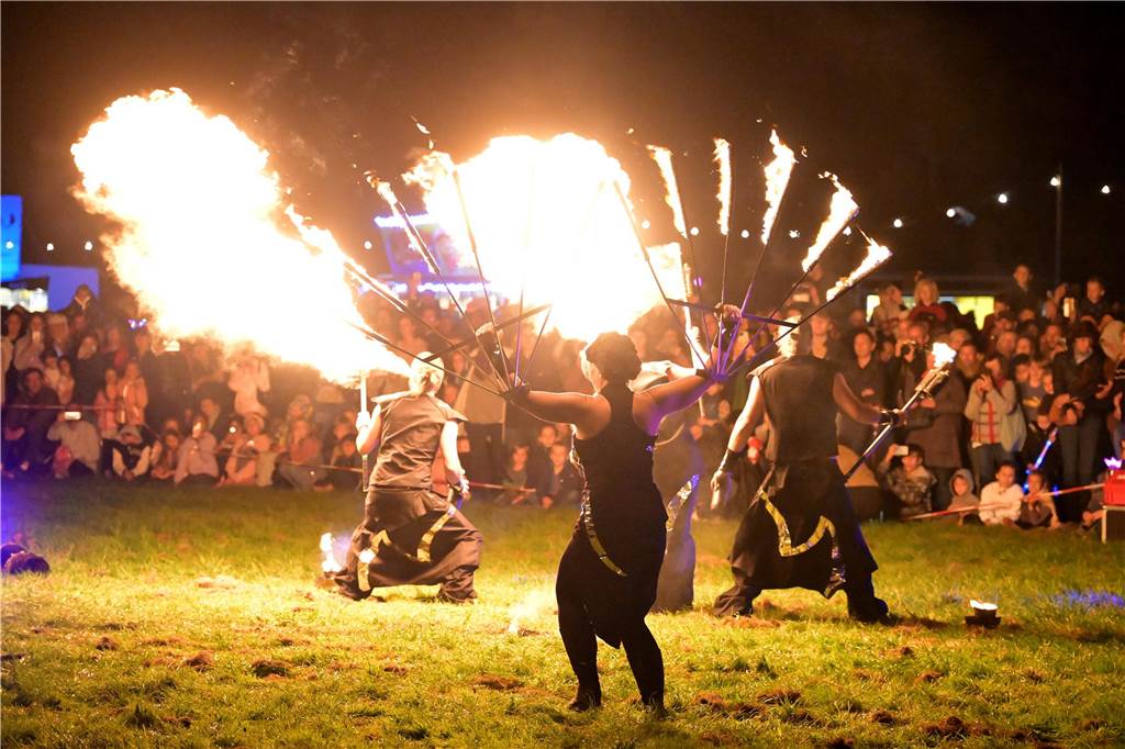 Viele Fotos vom Drachenfest in Lünen 2023: Feuershow am Abend als Publikumsmagnet Eindrücke von Feuershow und Feuerwerk beim Lüner Drachenfest 2023