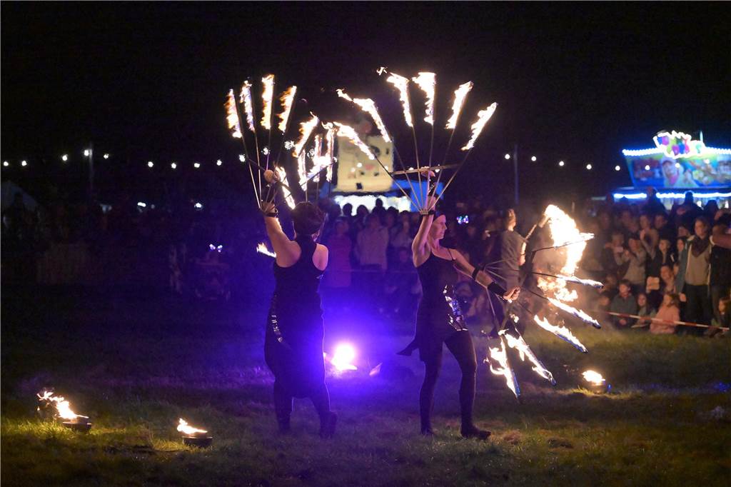 Viele Fotos vom Drachenfest in Lünen 2023: Feuershow am Abend als Publikumsmagnet Eindrücke von Feuershow und Feuerwerk beim Lüner Drachenfest 2023