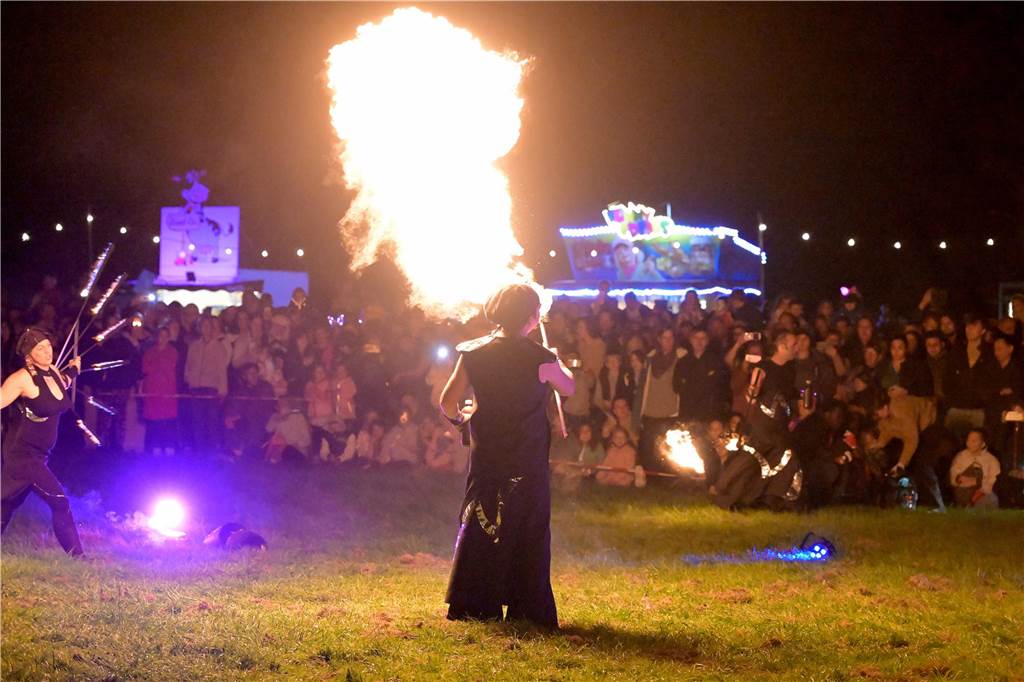 Viele Fotos vom Drachenfest in Lünen 2023: Feuershow am Abend als Publikumsmagnet Eindrücke von Feuershow und Feuerwerk beim Lüner Drachenfest 2023