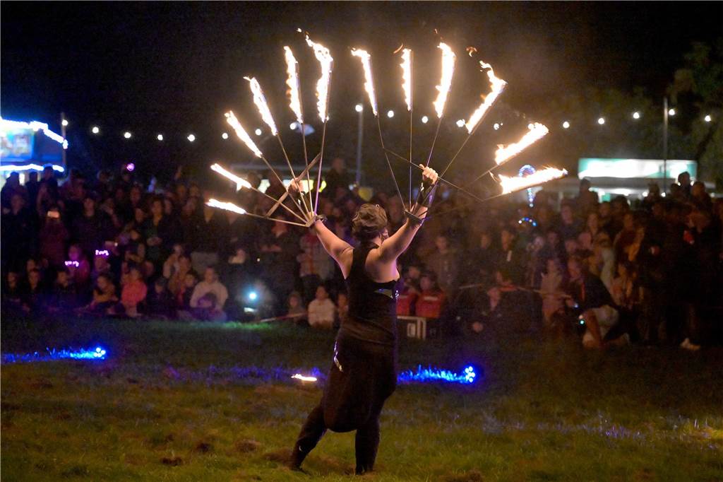 Viele Fotos vom Drachenfest in Lünen 2023: Feuershow am Abend als Publikumsmagnet Eindrücke von Feuershow und Feuerwerk beim Lüner Drachenfest 2023