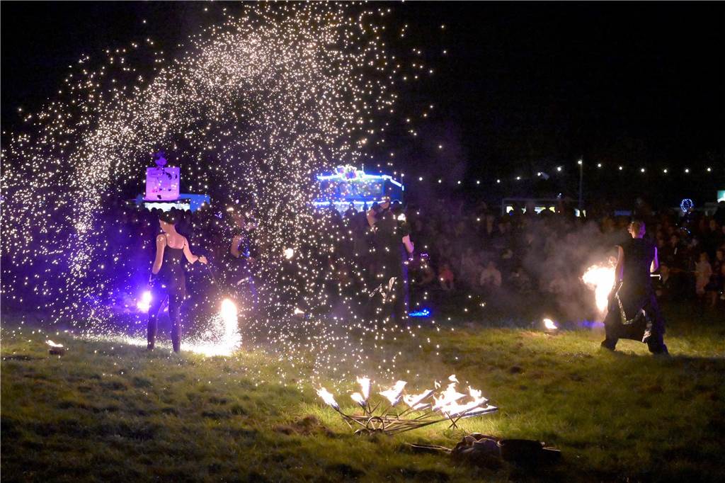 Viele Fotos vom Drachenfest in Lünen 2023: Feuershow am Abend als Publikumsmagnet Eindrücke von Feuershow und Feuerwerk beim Lüner Drachenfest 2023