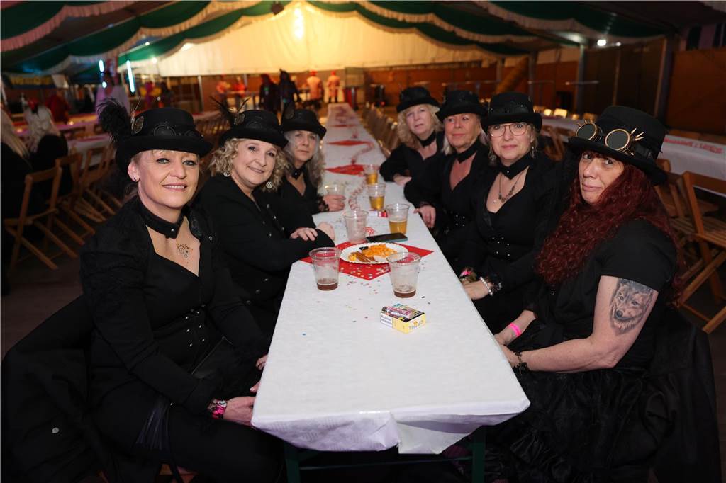 Eindrücke von Weiberfastnacht im Festzelt in Selm 2023