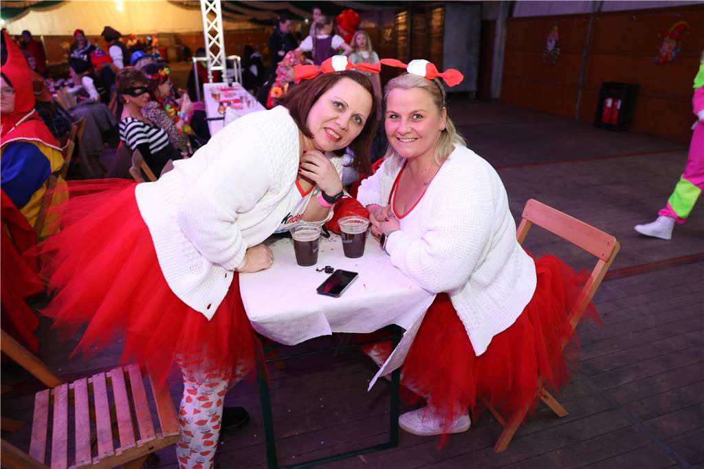 Eindrücke von Weiberfastnacht im Festzelt in Selm 2023