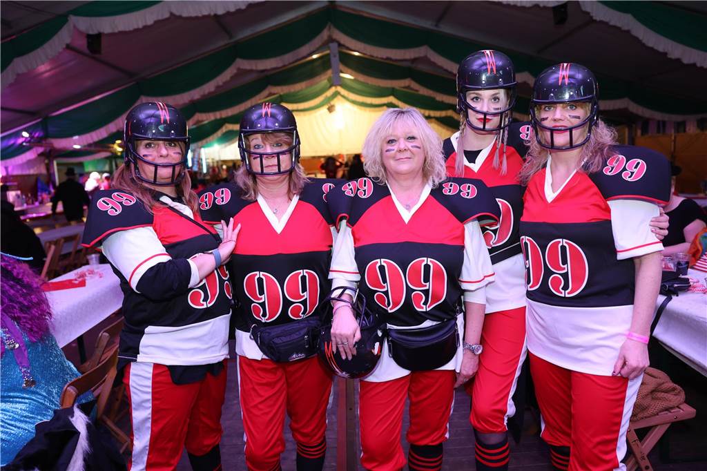 Eindrücke von Weiberfastnacht im Festzelt in Selm 2023