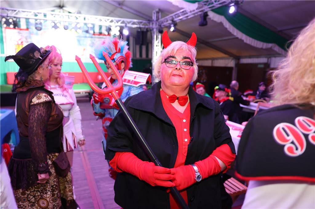 Eindrücke von Weiberfastnacht im Festzelt in Selm 2023