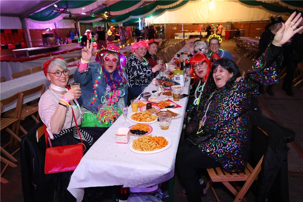 Eindrücke von Weiberfastnacht im Festzelt in Selm 2023