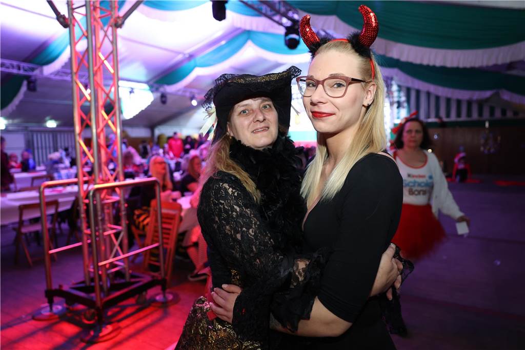Eindrücke von Weiberfastnacht im Festzelt in Selm 2023
