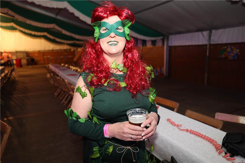 Eindrücke von Weiberfastnacht im Festzelt in Selm 2023