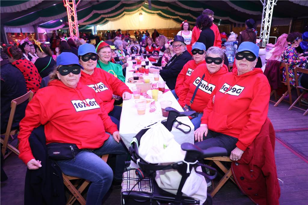 Eindrücke von Weiberfastnacht im Festzelt in Selm 2023