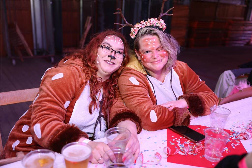 Eindrücke von Weiberfastnacht im Festzelt in Selm 2023