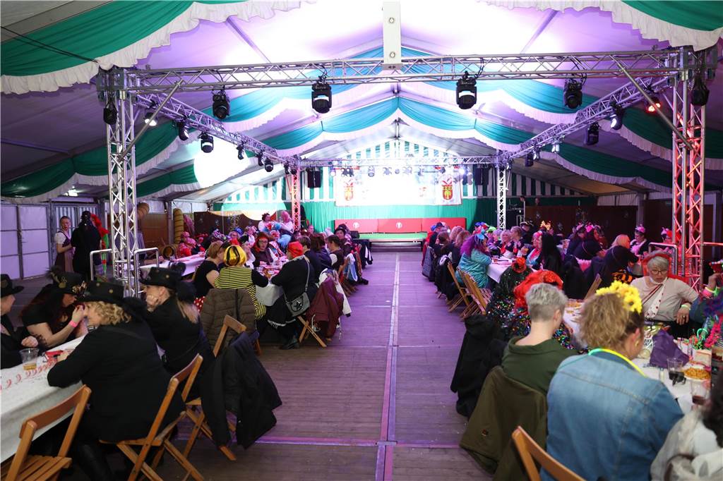 Eindrücke von Weiberfastnacht im Festzelt in Selm 2023