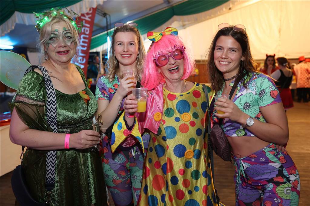 Eindrücke von Weiberfastnacht im Festzelt in Selm 2023