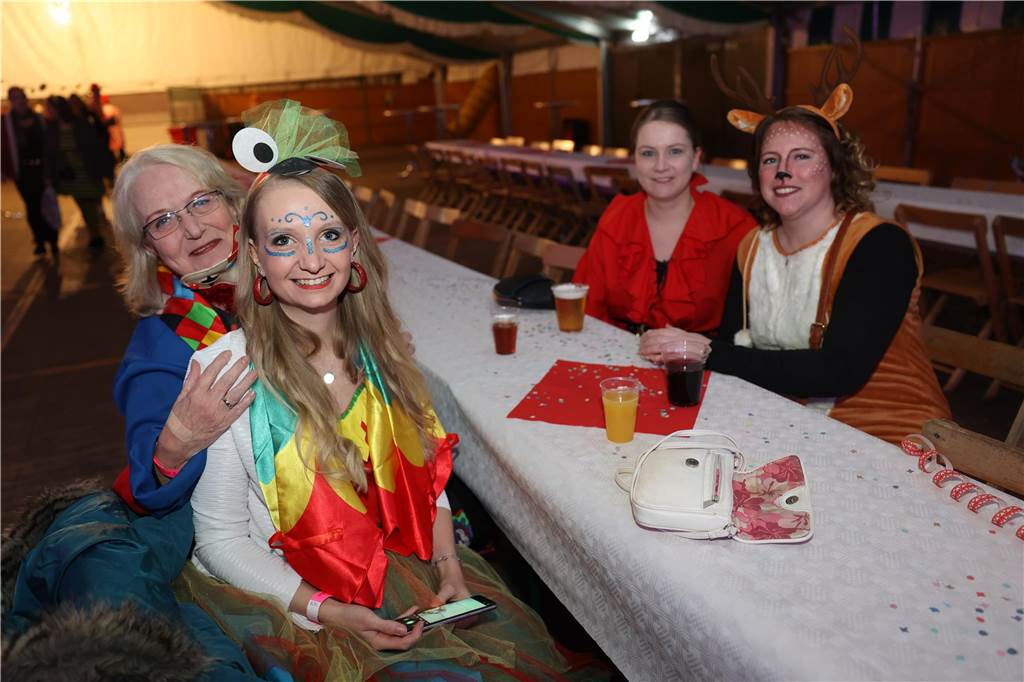 Eindrücke von Weiberfastnacht im Festzelt in Selm 2023
