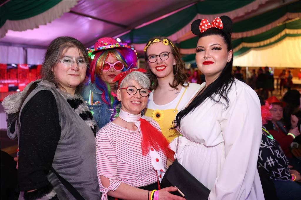 Eindrücke von Weiberfastnacht im Festzelt in Selm 2023