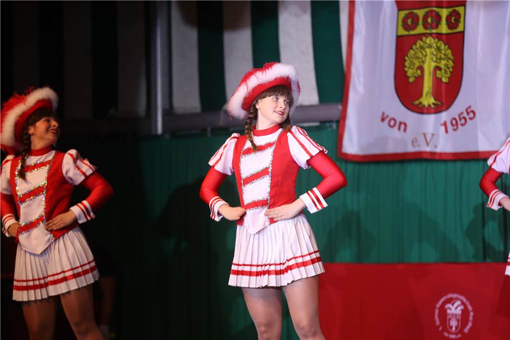 Eindrücke von Weiberfastnacht im Festzelt in Selm 2023