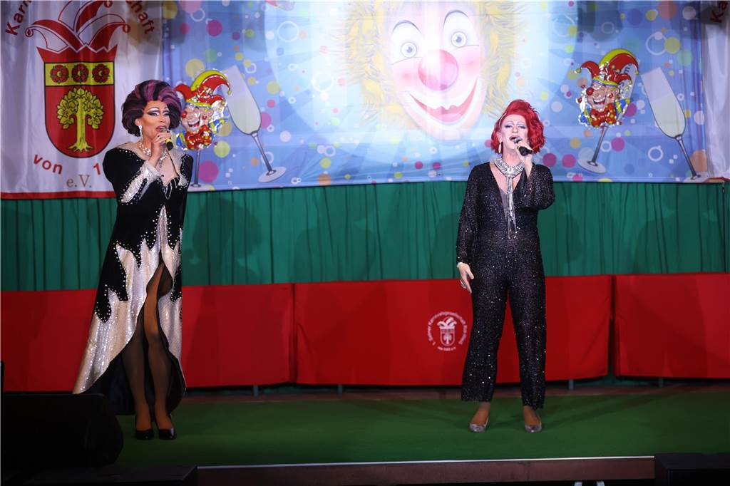 Eindrücke von Weiberfastnacht im Festzelt in Selm 2023