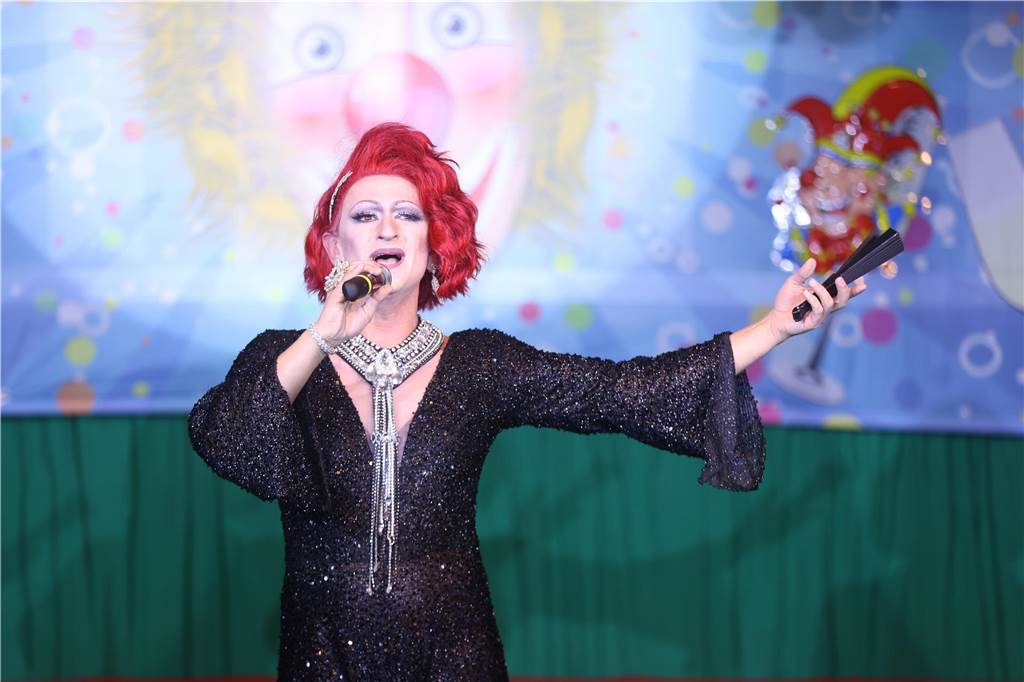Eindrücke von Weiberfastnacht im Festzelt in Selm 2023