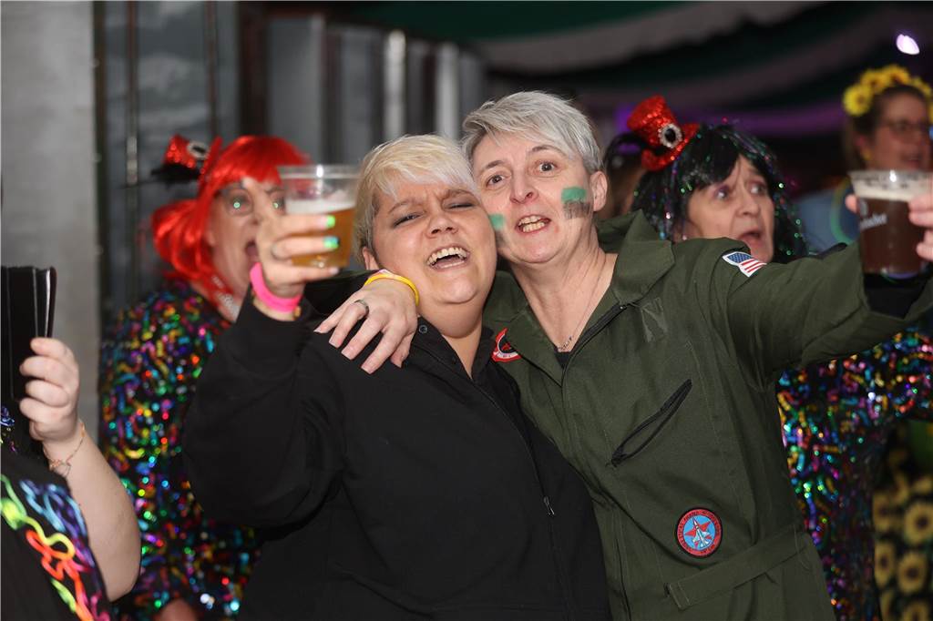 Eindrücke von Weiberfastnacht im Festzelt in Selm 2023