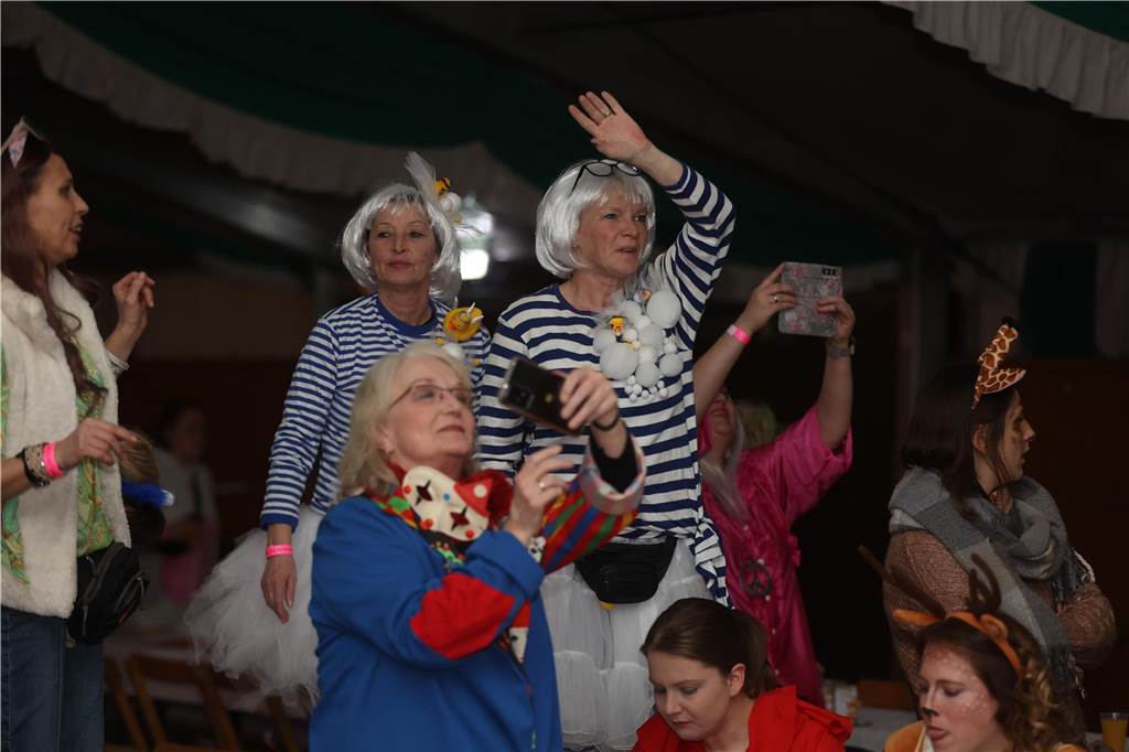 Eindrücke von Weiberfastnacht im Festzelt in Selm 2023
