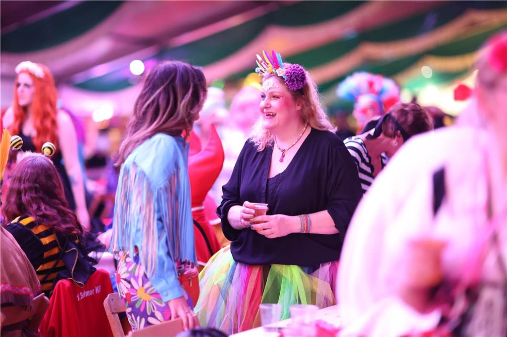 Eindrücke von Weiberfastnacht im Festzelt in Selm 2023