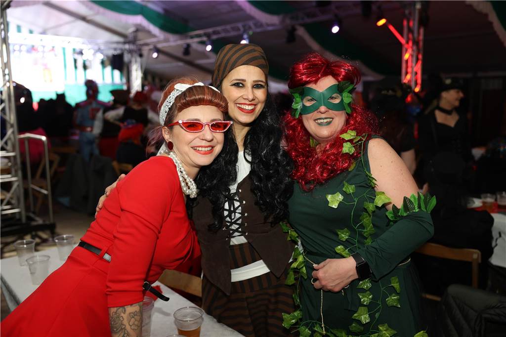Eindrücke von Weiberfastnacht im Festzelt in Selm 2023