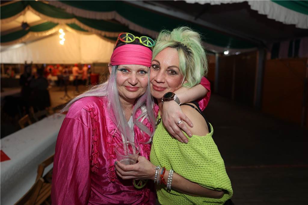 Eindrücke von Weiberfastnacht im Festzelt in Selm 2023