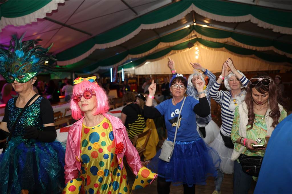 Eindrücke von Weiberfastnacht im Festzelt in Selm 2023