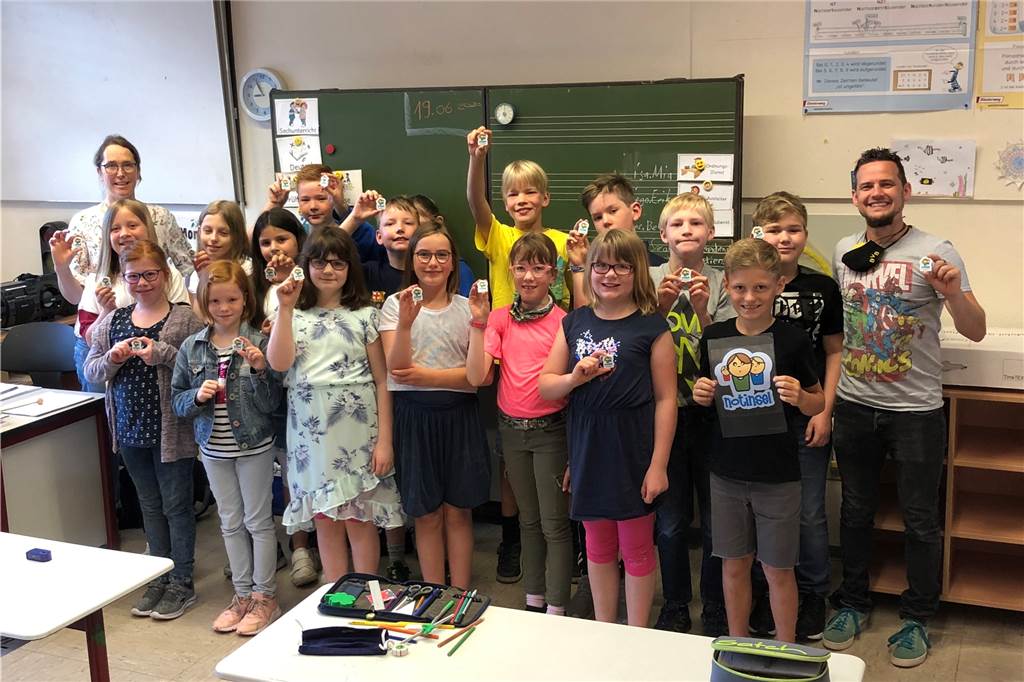 39 Notinseln für Kinder in Heek: Orte für schnelle Hilfe im Notfall Eine 4. Klasse der Bischof-Martin-Grundschule in Nienborg freut sich über die Radiergummis mit dem Kindernotinsel-Logo.