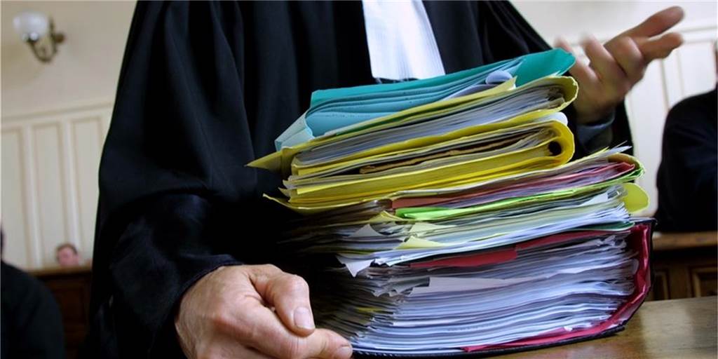 Rhederin soll mehr als 100.000 Euro veruntreut haben Eine 46-Jährige aus Rhede soll eine sechsstellige Summe an Firmengeldern veruntreut haben. Dafür muss sich sich nun vor Gericht verantworten.
