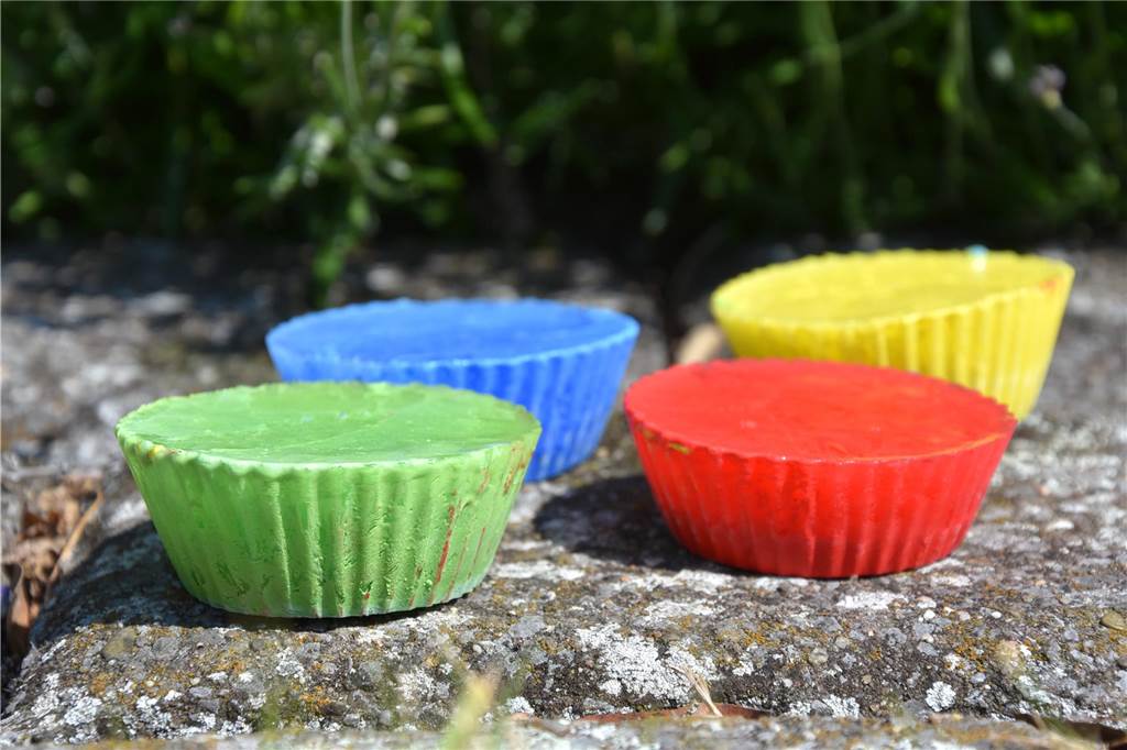 Zehn sommerliche Bastelideen: Spaß und Beschäftigung für Groß und Klein Eine Abkühlung, die bei Kindern bestimmt für leuchtende Augen sorgen wird: Kreide aus Eis.