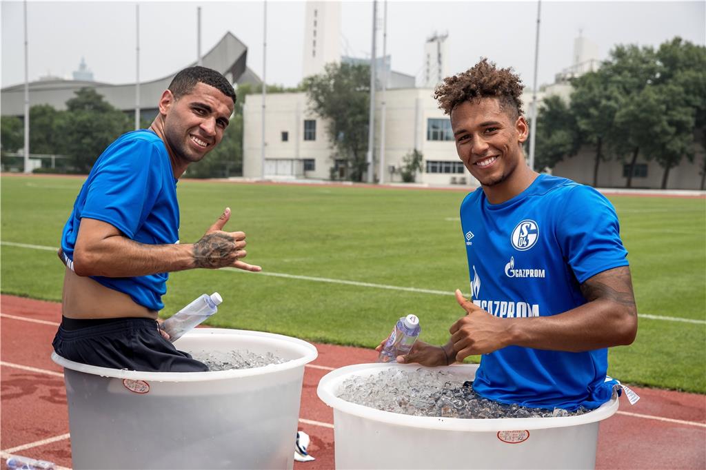 Kapitel China beendet! Zweite Phase beginnt am Montag Eine Abkühlung für Neuzugang Omar Mascarell (l.) und Thilo Kehrer.